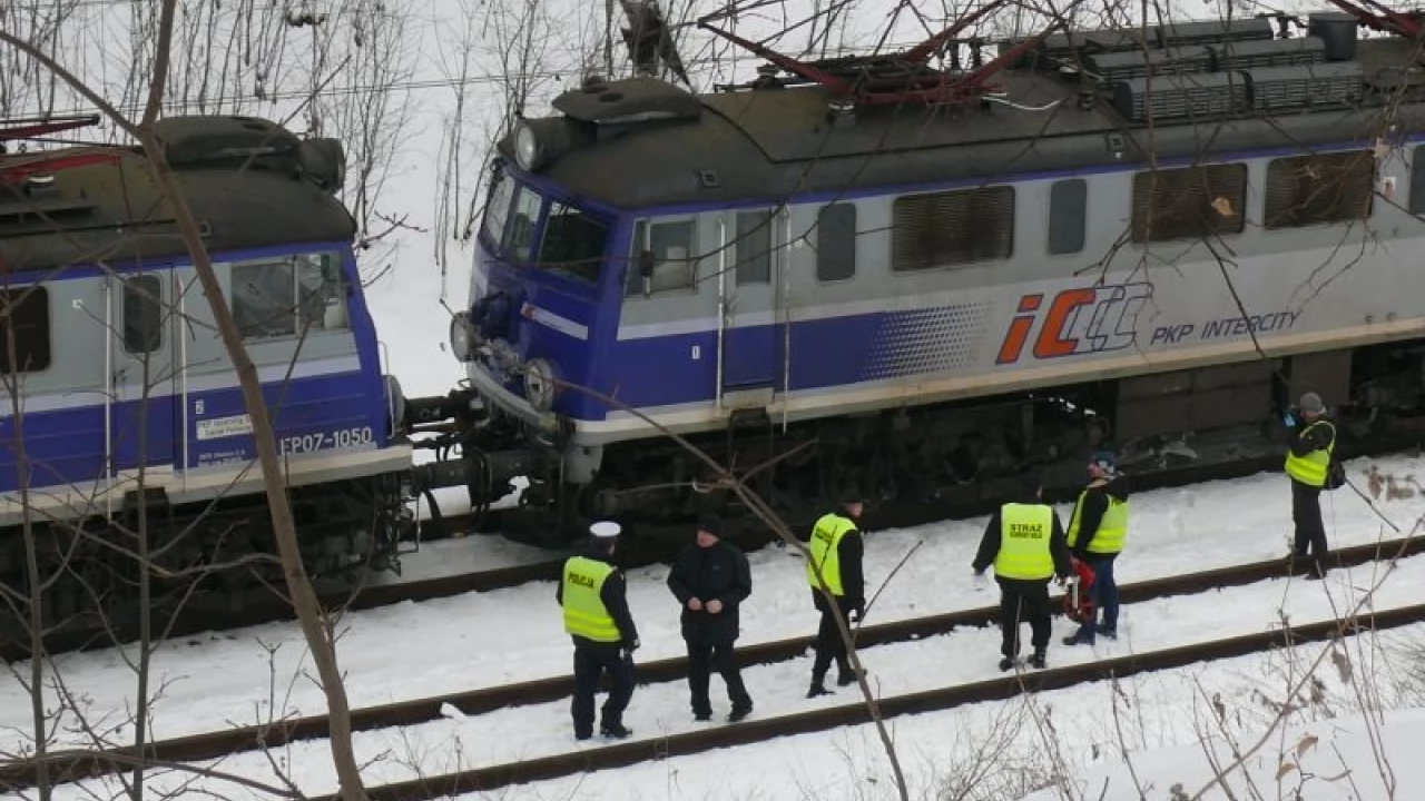 Młoda kobieta pod kołami pociągu