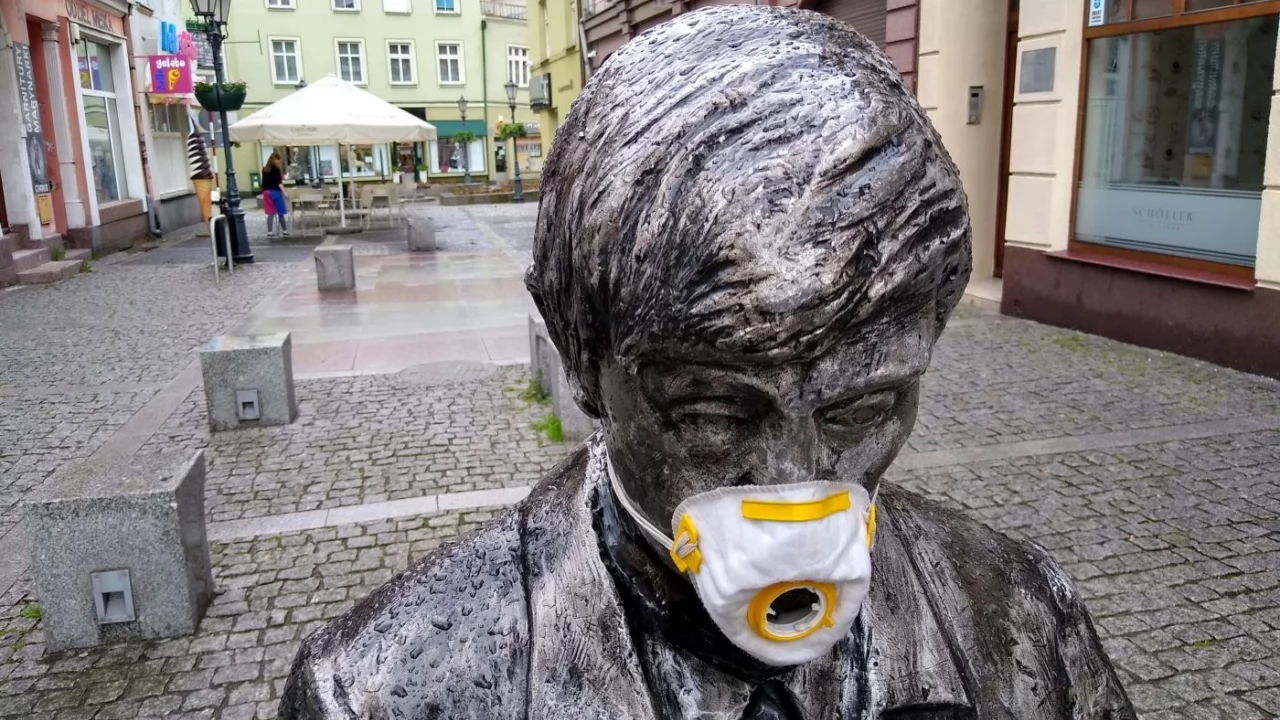 Młoda kobieta z potwierdzonym koronawirusem