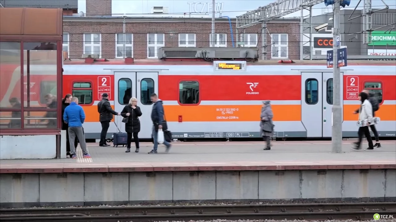 Młody mężczyzna pod kołami pociągu