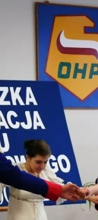 Na otwarcie młodzież zatańczyła poloneza