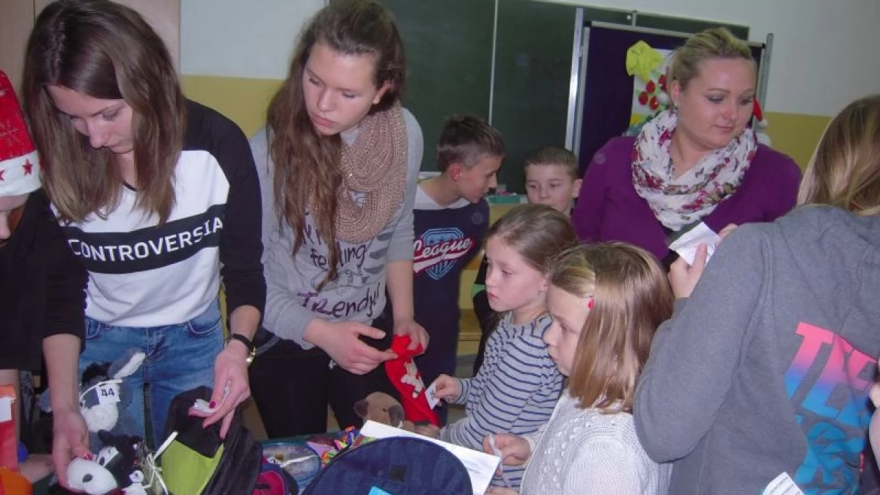 Młodzież z ZSRiK świątecznie dzieciom