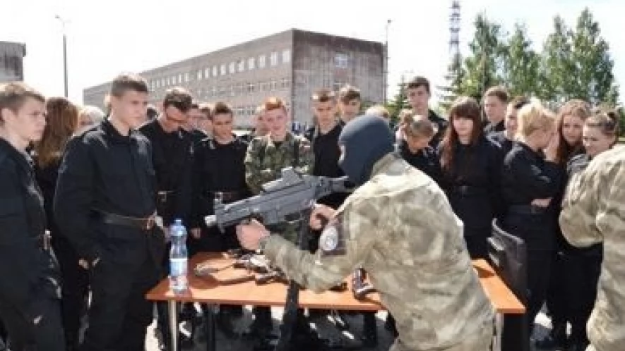 Młodzież ze szkoły w Swarożynie przygotowuje się do służby w policji