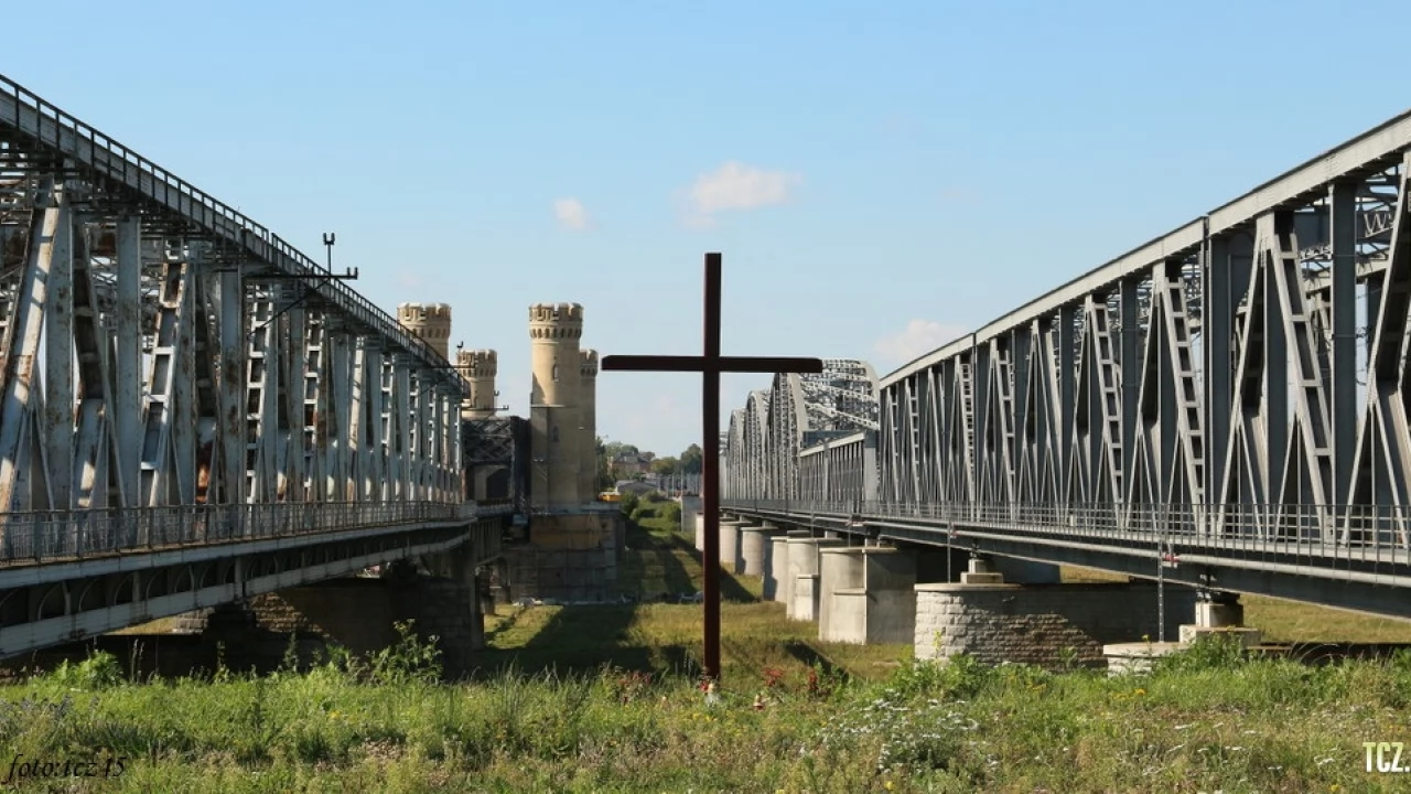 Mostowy krzyż