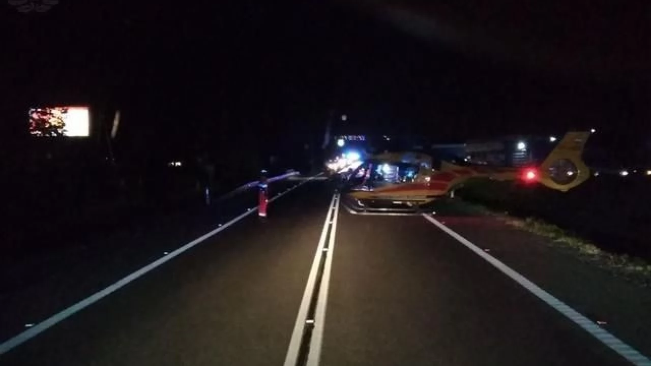 Motocyklista potrącił pieszego na przejściu dla pieszych. Na miejscu LPR