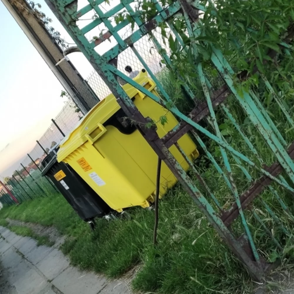 Może tylko jeden pojemnik na śmieci?