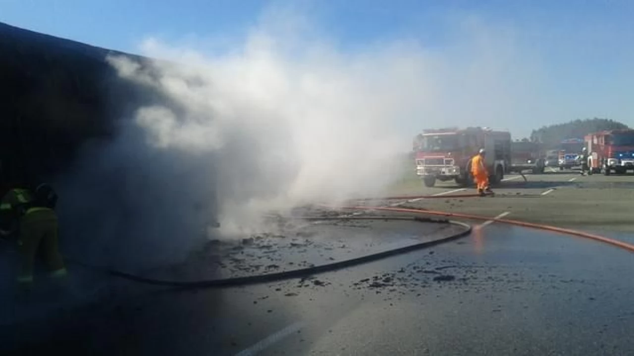 Na A1 ciężarówka stanęła w płomieniach