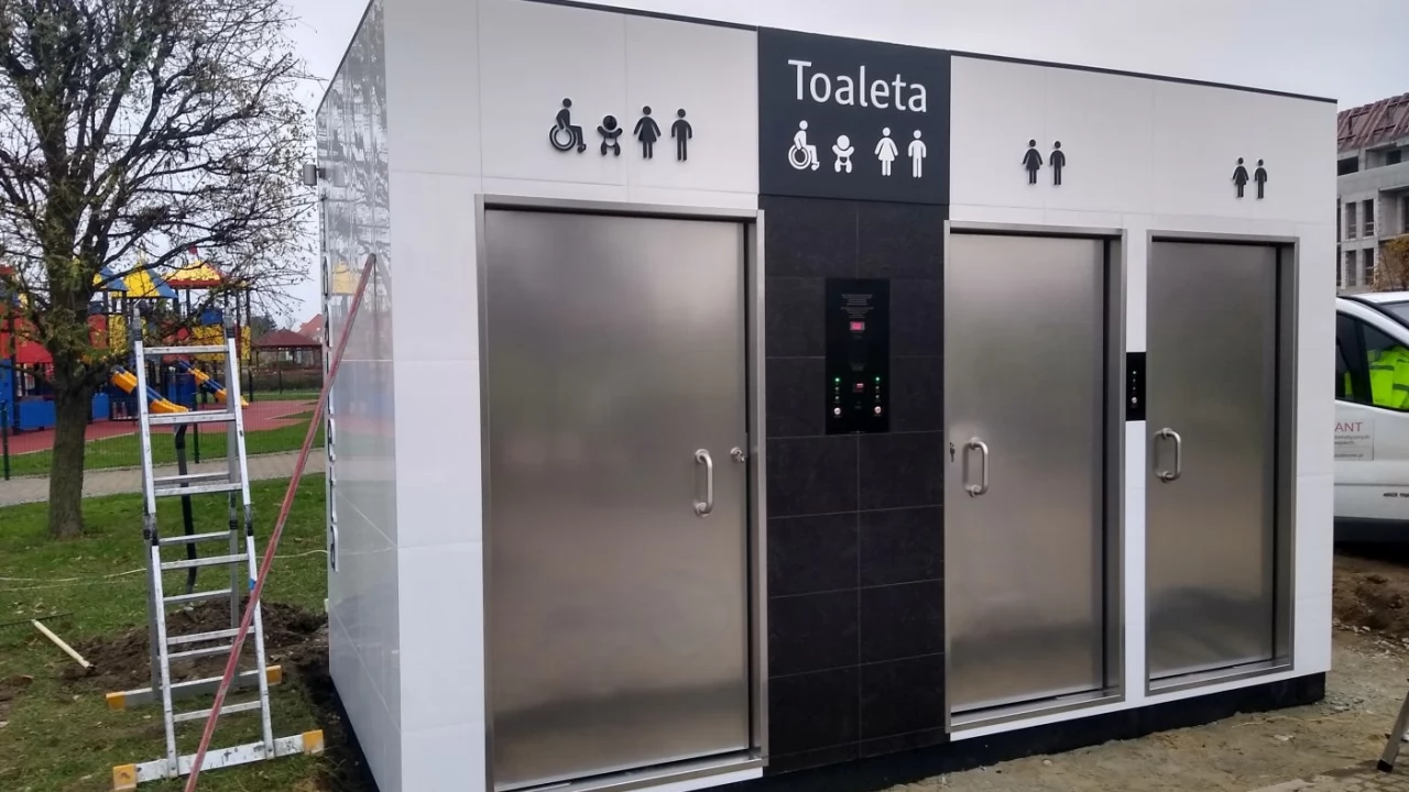 Na bulwarze stanęła całoroczna toaleta