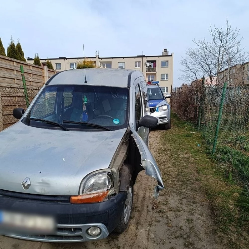 Na widok policjantów wjechał w słup