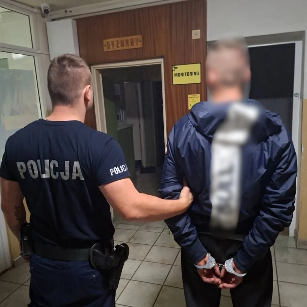 Na widok policjantów zaczął się nerwowo zachowywać. W kieszeni spodni zawiniątko...