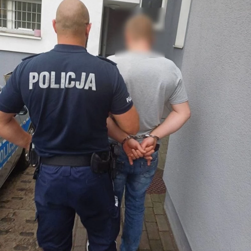 Na widok radiowozu zaczął się dziwnie zachowywać. Wszystko przez żółtą substancję