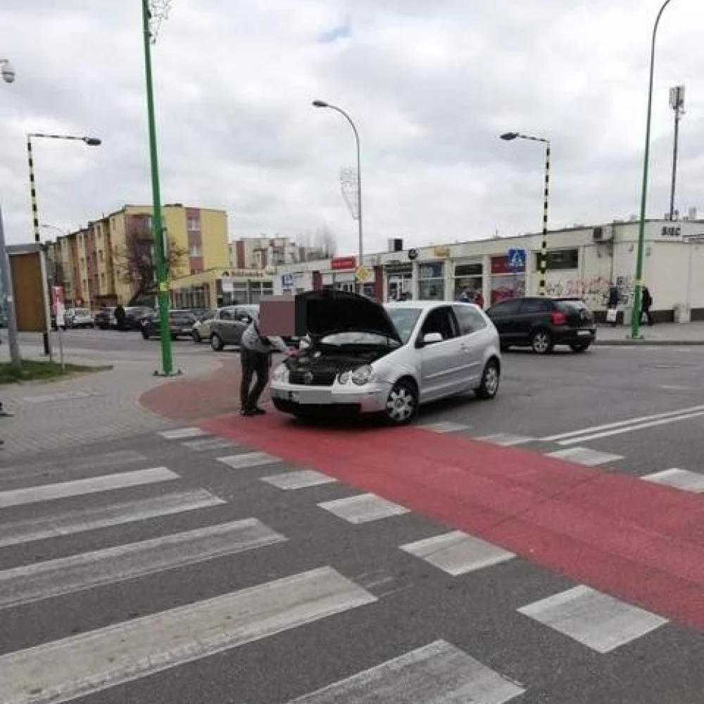 Najpierw zderzenie dwóch aut - potem jedno z nich wjechało w budynek