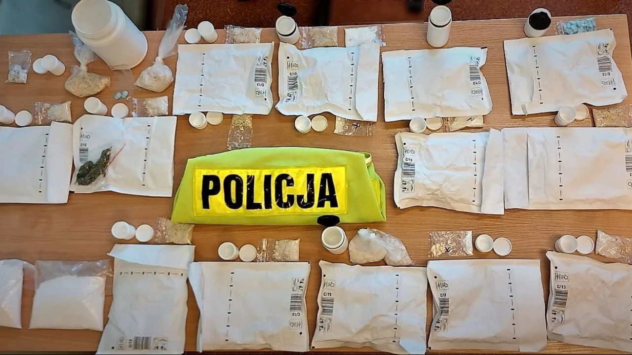 Narkotyki w punkcie z paczkami. Policja zabezpieczyła amfetaminę, metaamfetaminę, ecstasy...