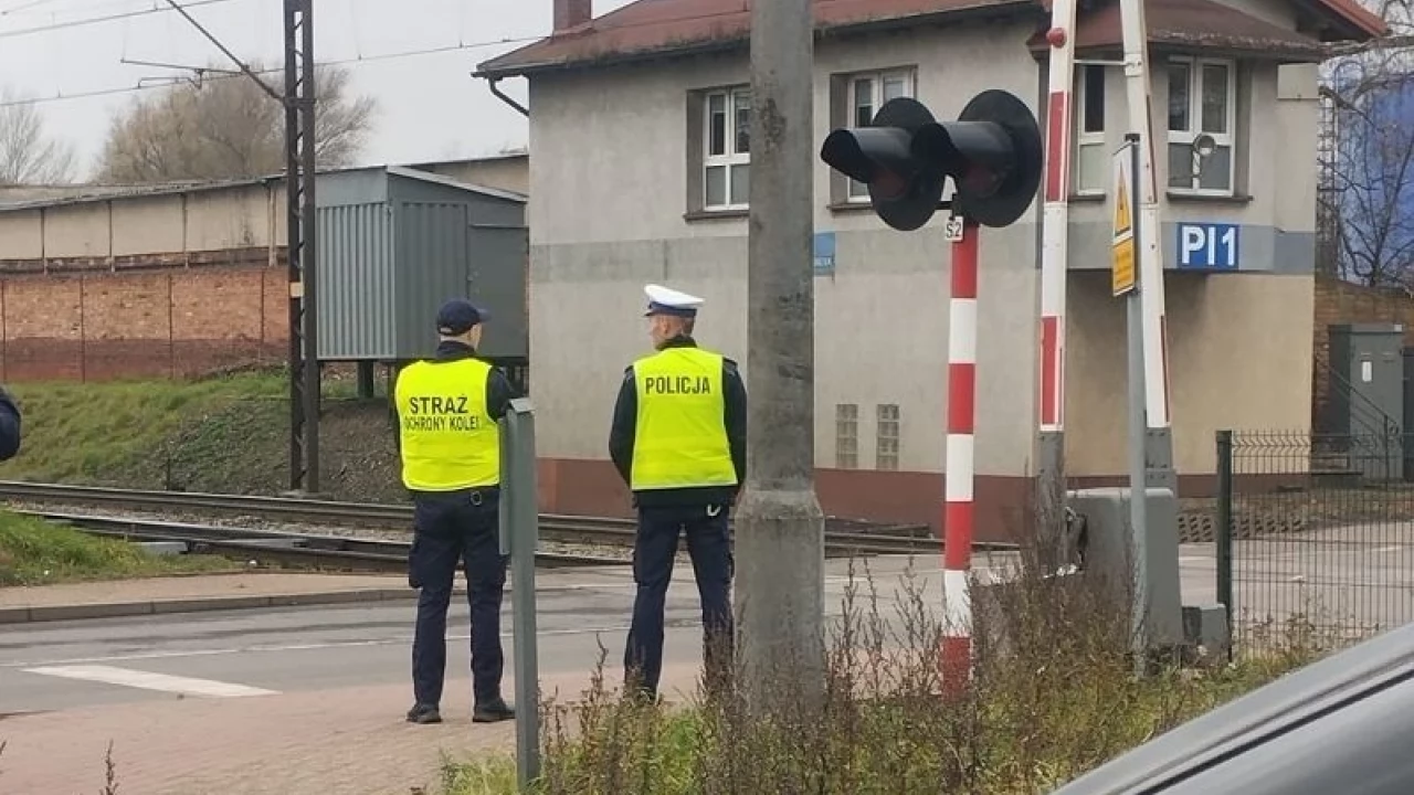 Nie ryzykuj życia na torach! Funkcjonariusze Policji i Straży Ochrony Kolei prowadzili działania w Pelplinie