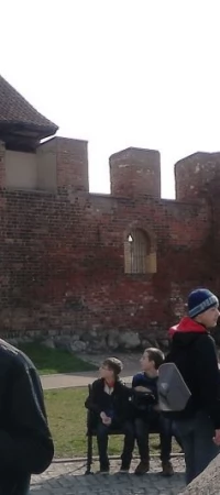 Młodzież przy murach obronnych