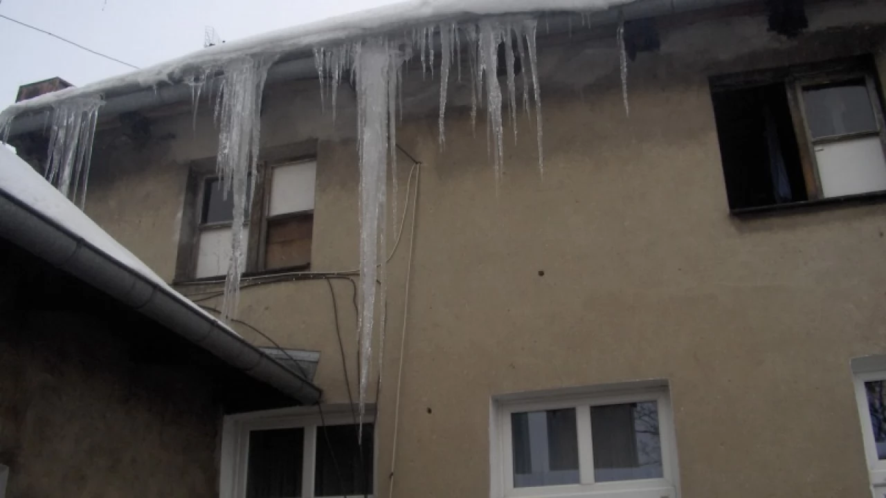 Niebezpieczne sople od podwórza