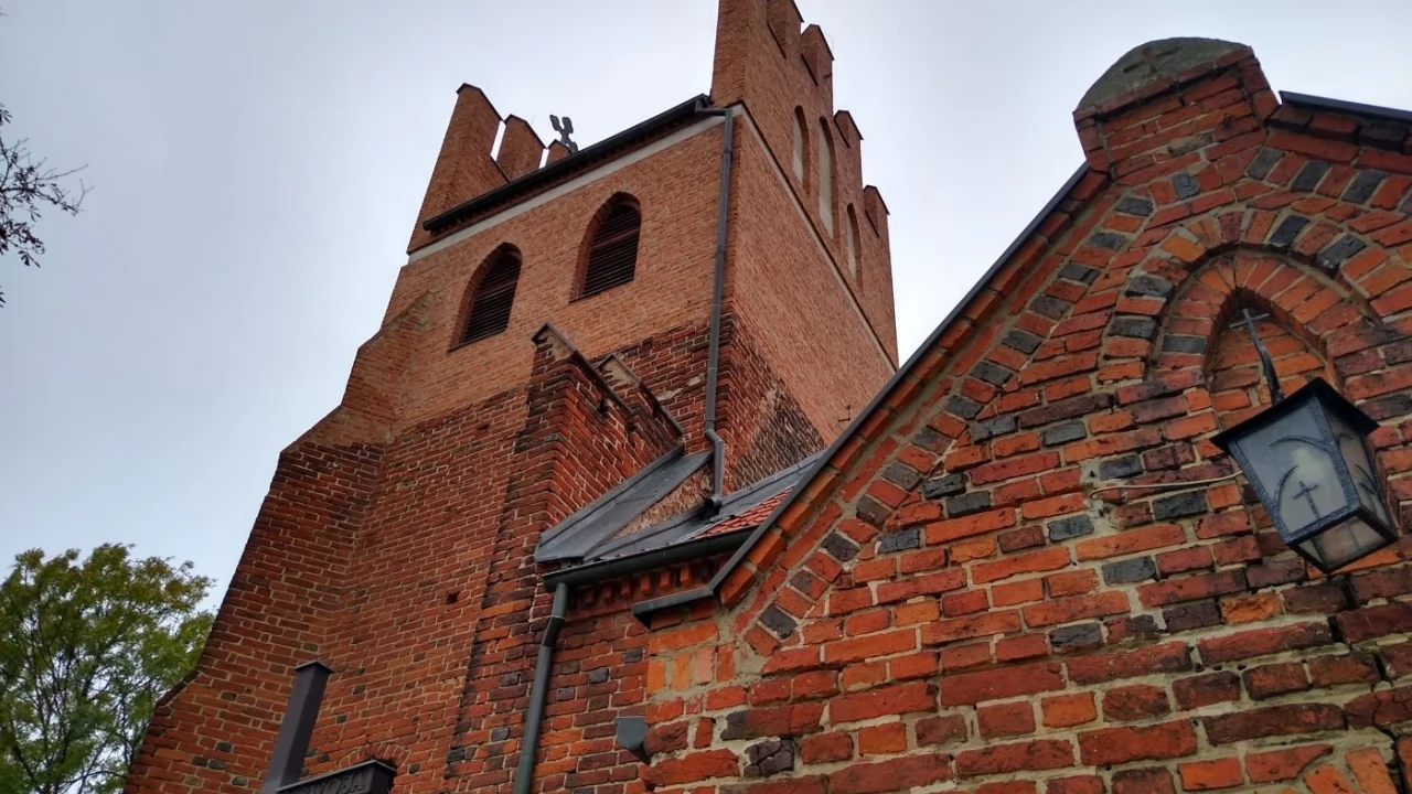 Niebezpiecznie pękają mury świątyni. Kilka wieków temu Wisła zabrała tam 65 proc. osady