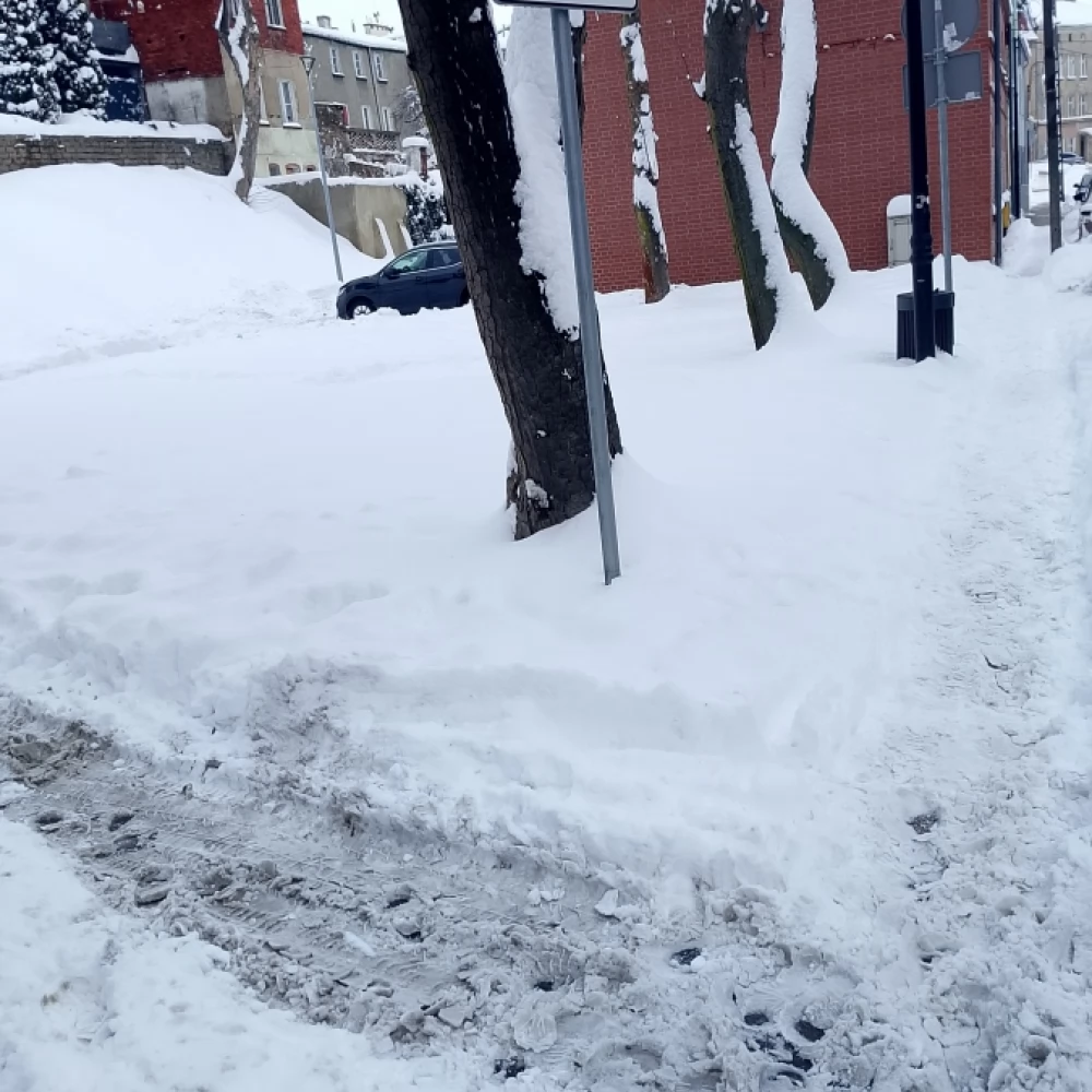 Nieodśnieżony chodnik przy Straży Miejskiej