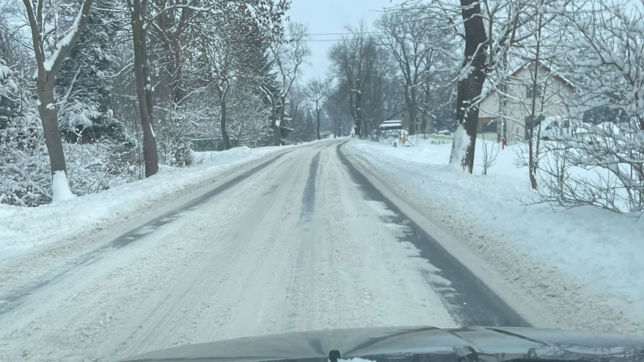 Nieodśnieżony odcinek drogi powiatowej Czatkowy