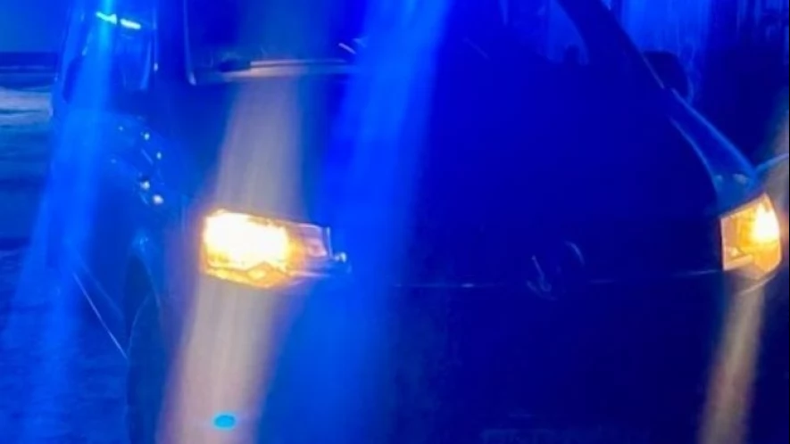 Nieprzytomny, bez kurtki leżał na mrozie. Reakcja policjantów uratowała mu życie