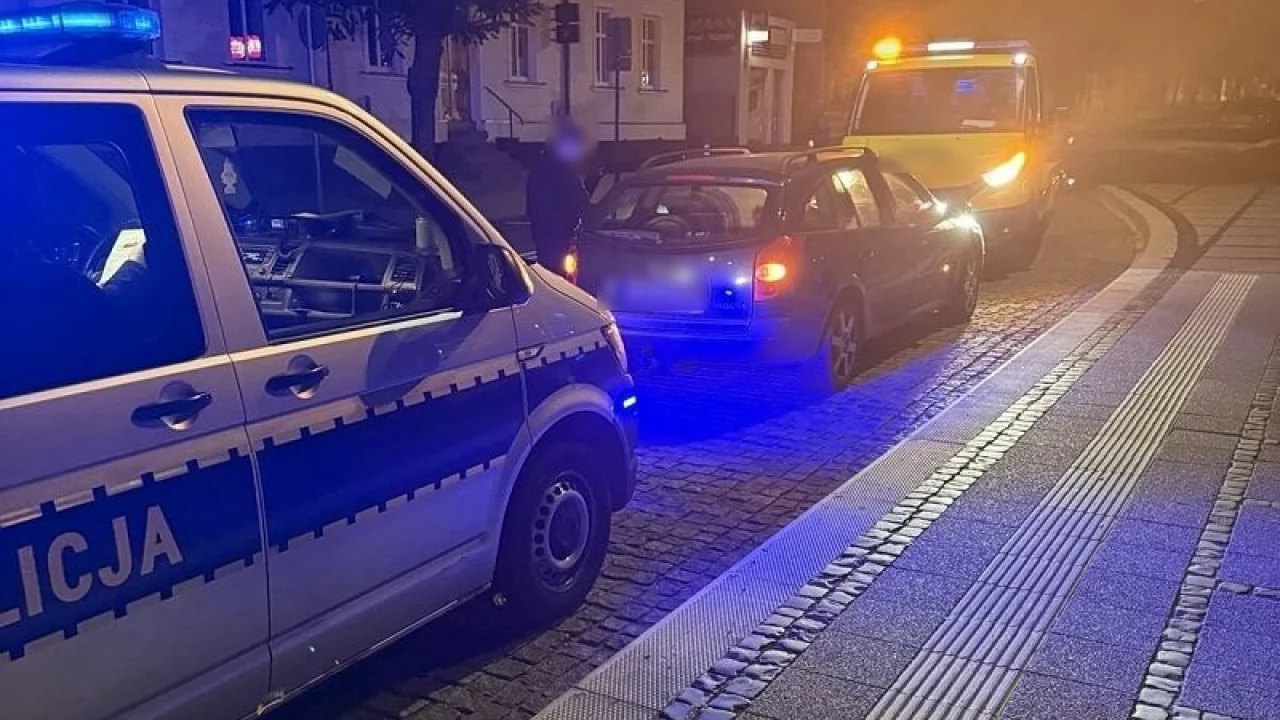 Nietrzeźwy 24-latek z zakazem prowadzenia zatrzymany w nocy przez policjantów z patrolówki