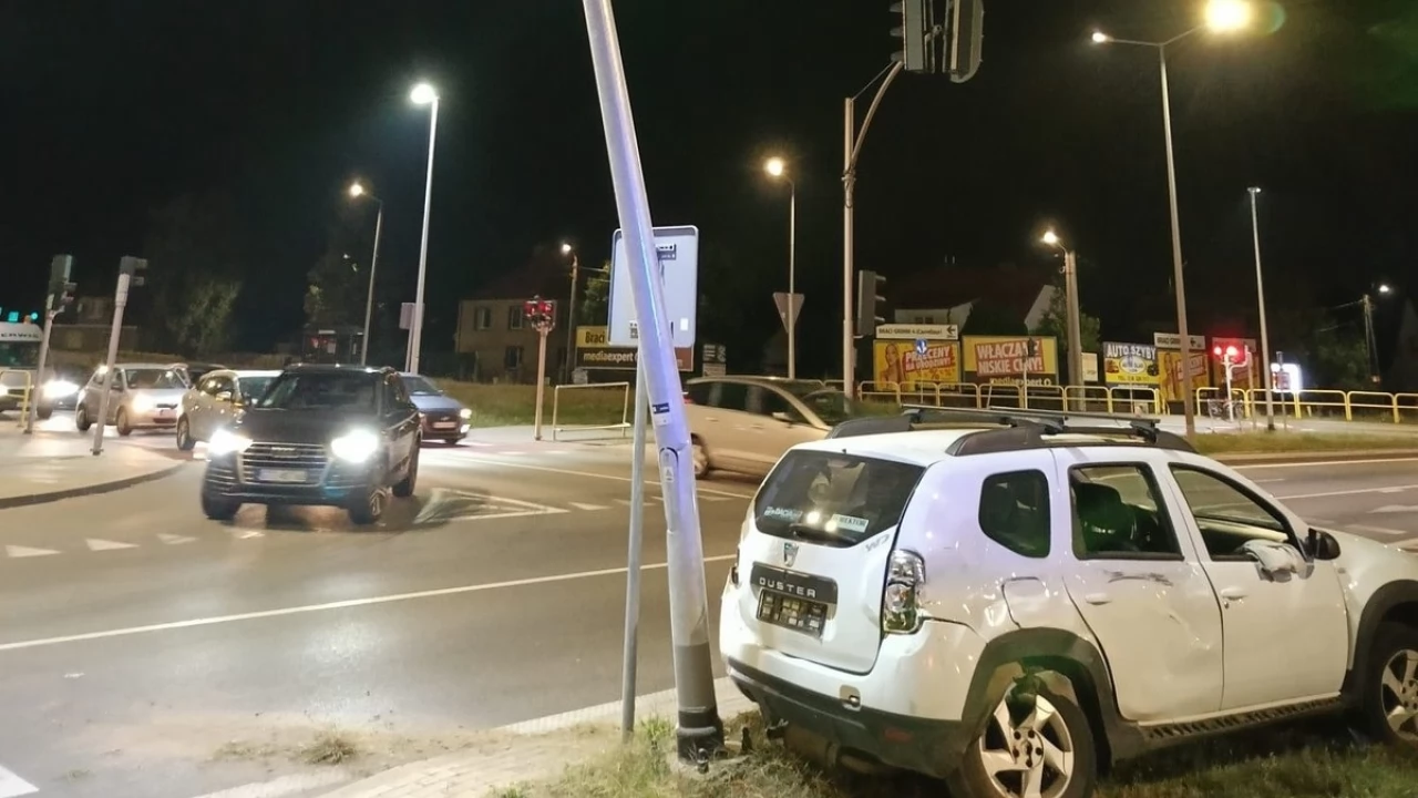 Nietrzeźwy 53-latek wjechał na czerwonym i uderzył w autobus