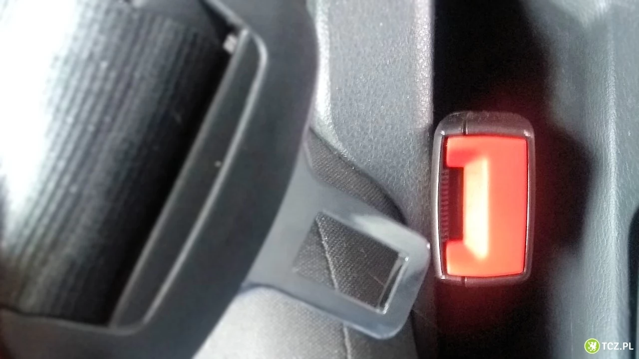 Niezapięte pasy w autobusie niosą podwójne konsekwencje