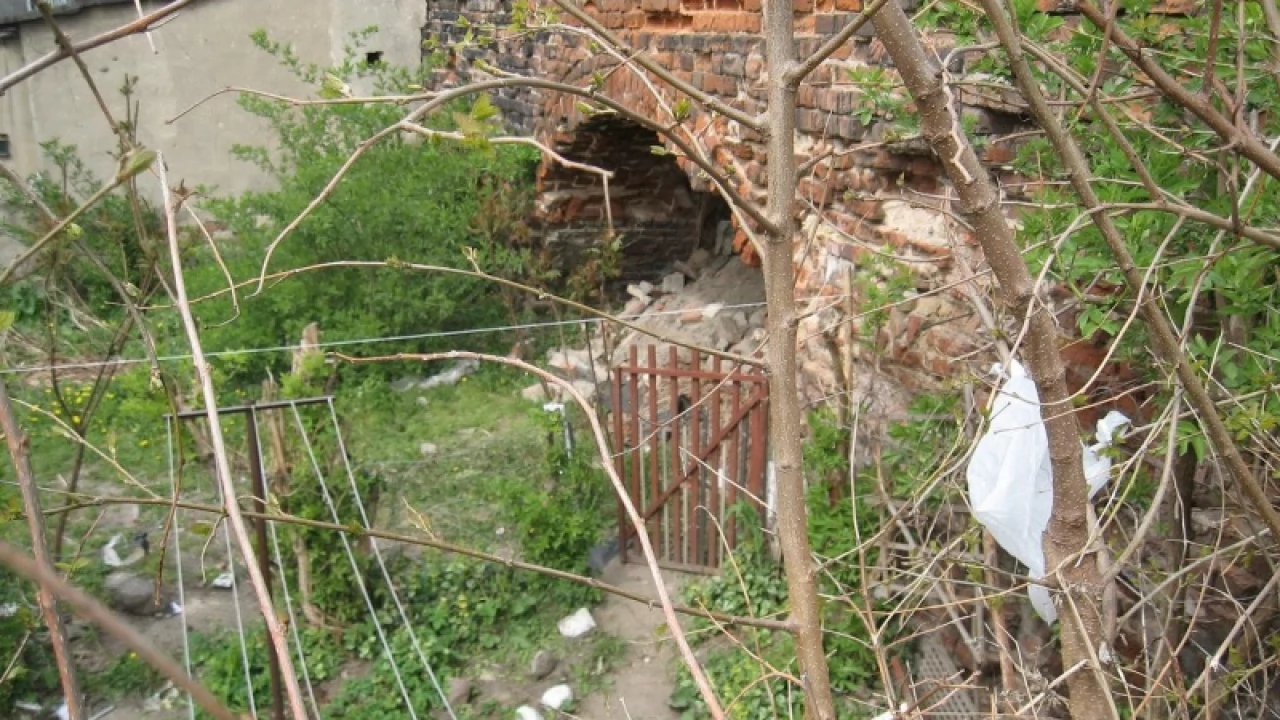 Niszczejący mur obronny
