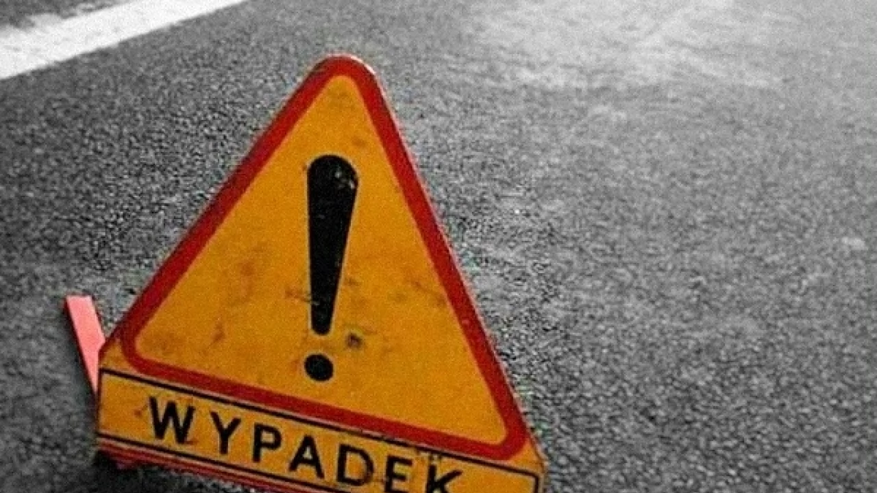 Nocne dachowanie osobówki na A1