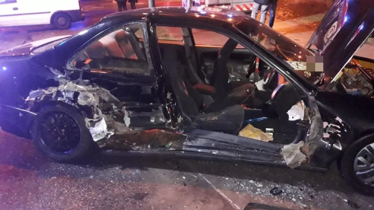 Nocny wypadek na skrzyżowaniu Kociewskiej i Jagiellońskiej. Jedna osoba uwięziona w aucie