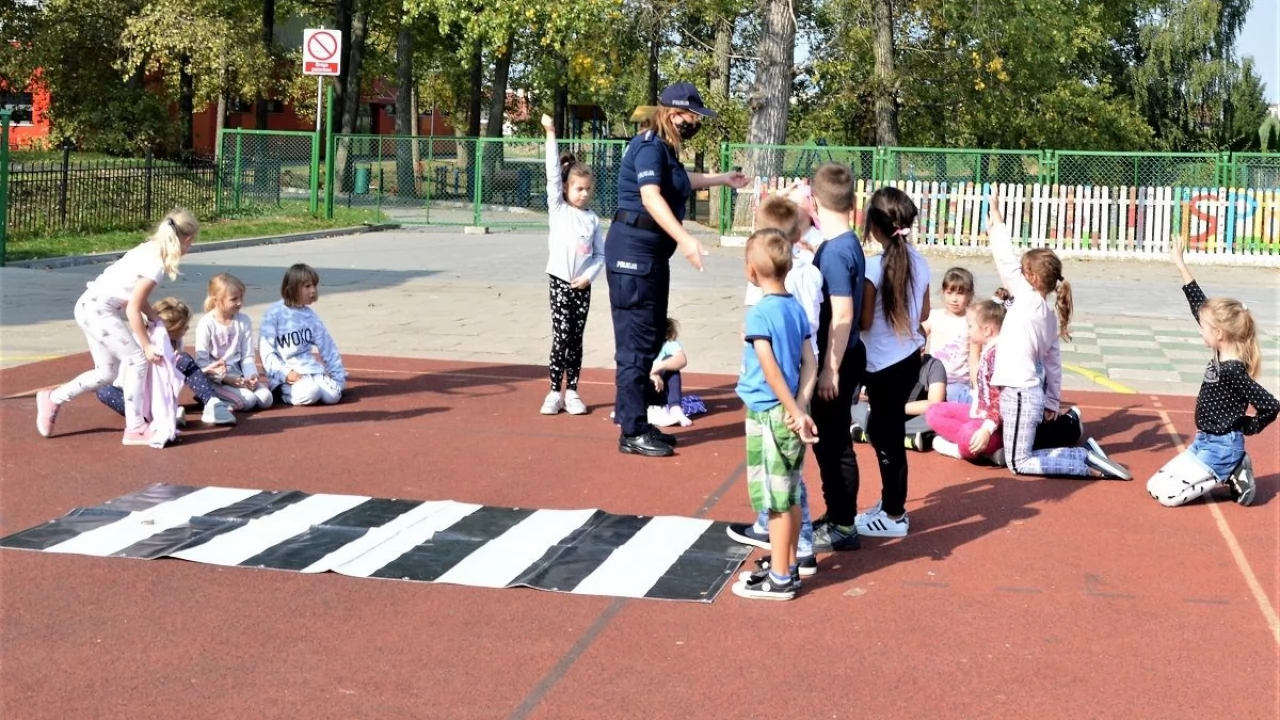Noś odblaski - bezpieczna droga do szkoły z policjantami