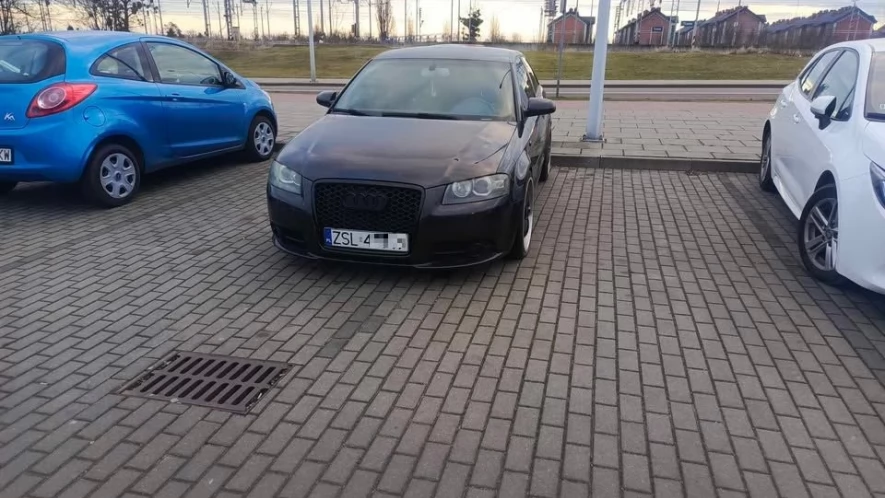 Notorycznie tak parkuje, a miejsc mało...