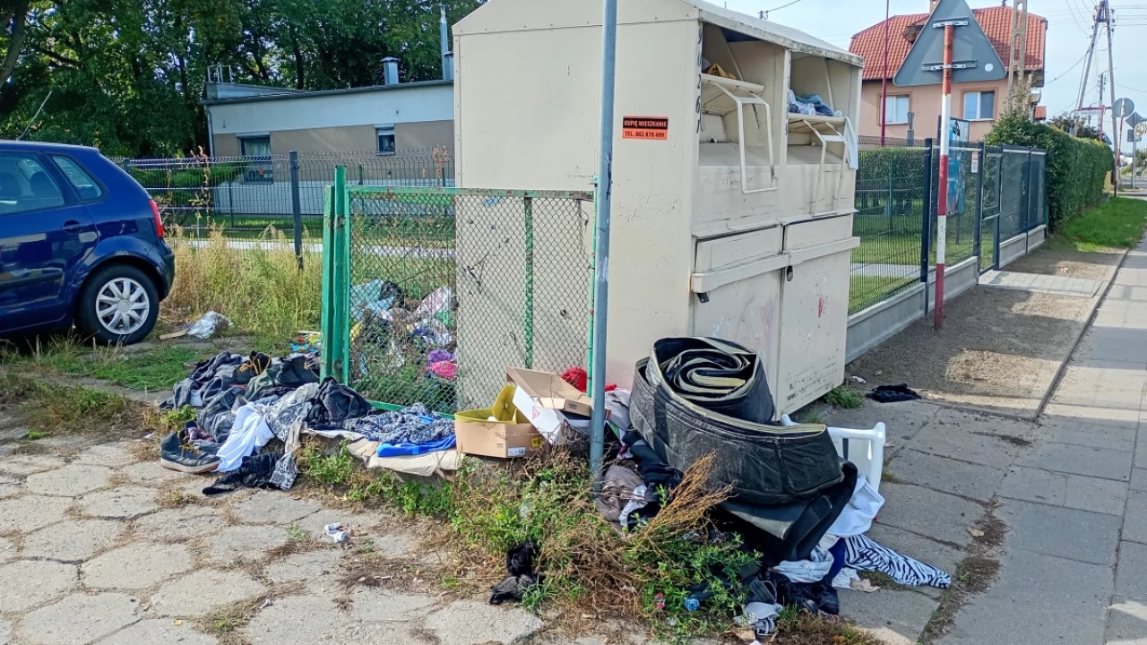 Notoryczny Syf przy koszu z odzieżą