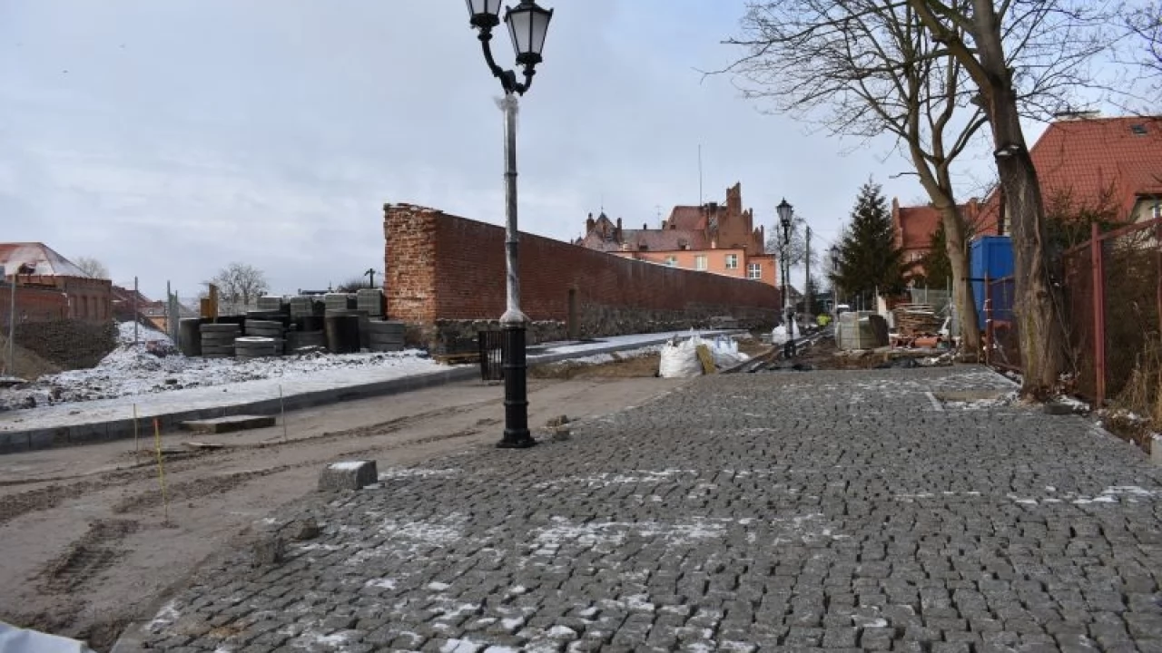 Nowa nawierzchnia i oświetlenie na drodze w sąsiedztwie zamku
