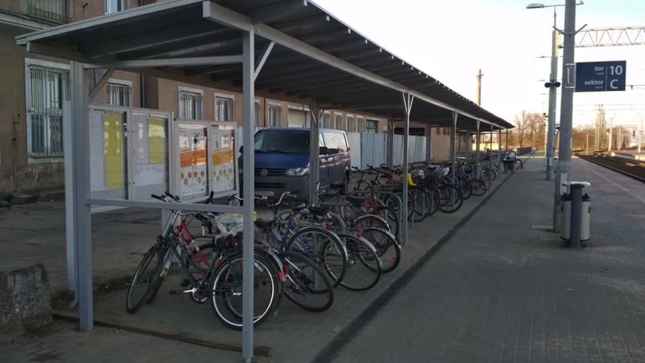 Nowa wiata dla rowerów na dworcu PKP