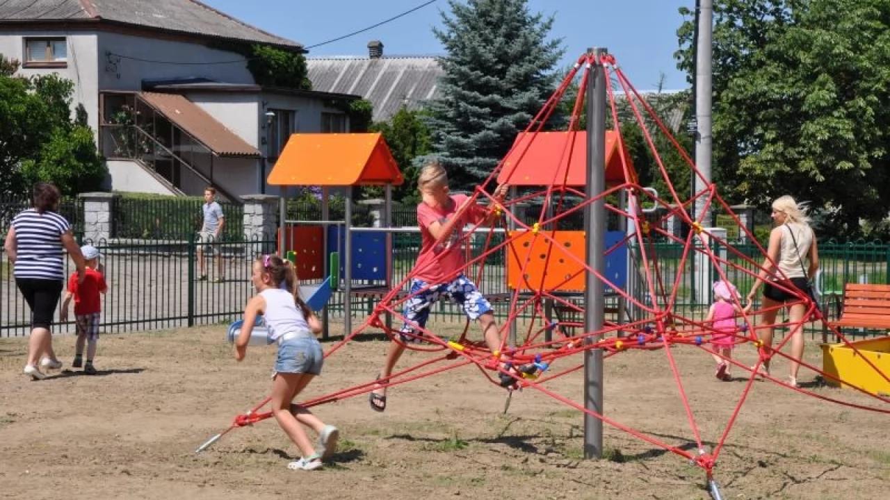 Nowy plac zabaw w Dąbrówce