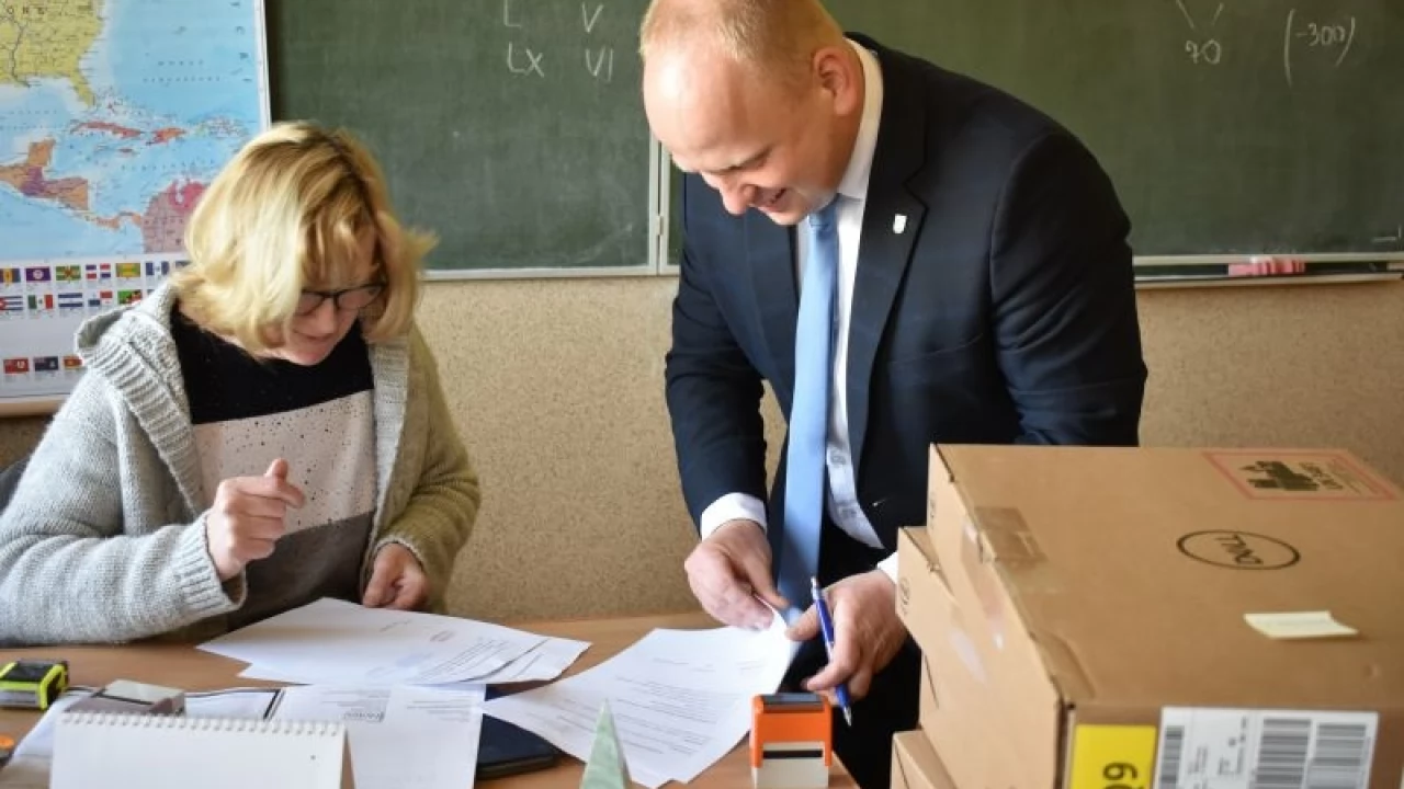 Nowy sprzęt komputerowy dla gniewskich szkół