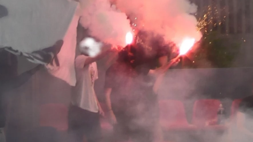 Odpowiedzą za odpalanie rac podczas meczu