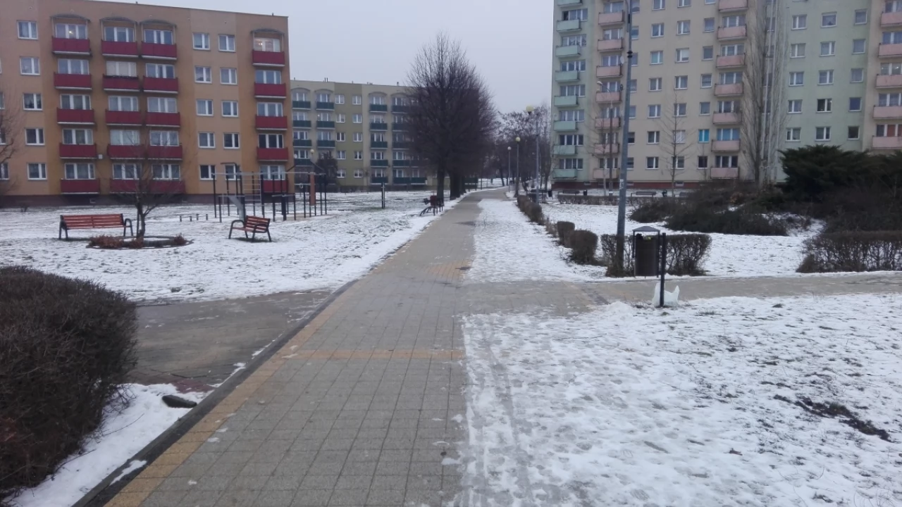 Odśnieżanie. Dlaczego chodnik odśnieżają do połowy?