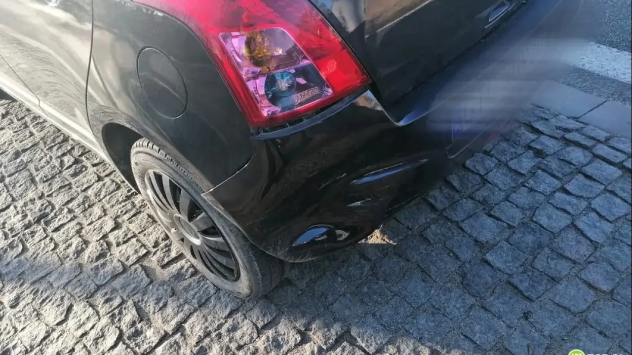 Ojciec pozwolił siedmiolatkowi prowadzić. Skończyło się kolizją