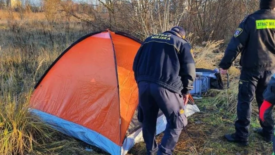 Opuścili koczowisko, zostawili bałagan