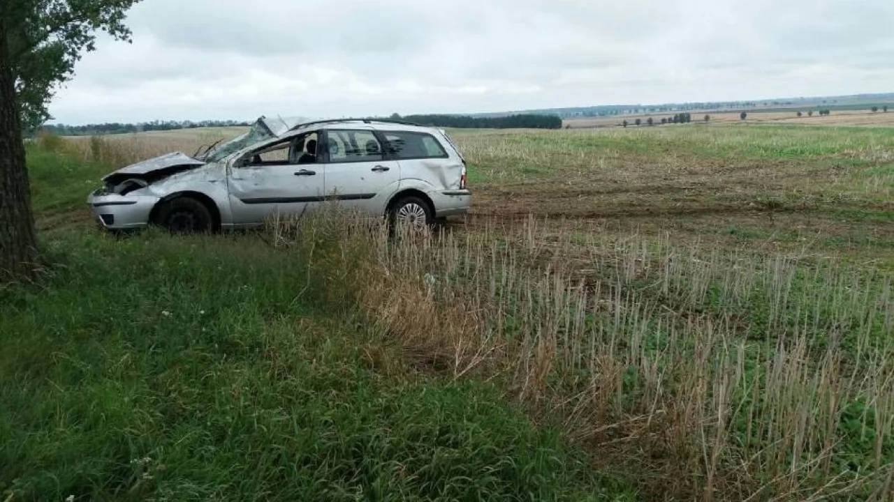 Osobowe auto wypadło z drogi