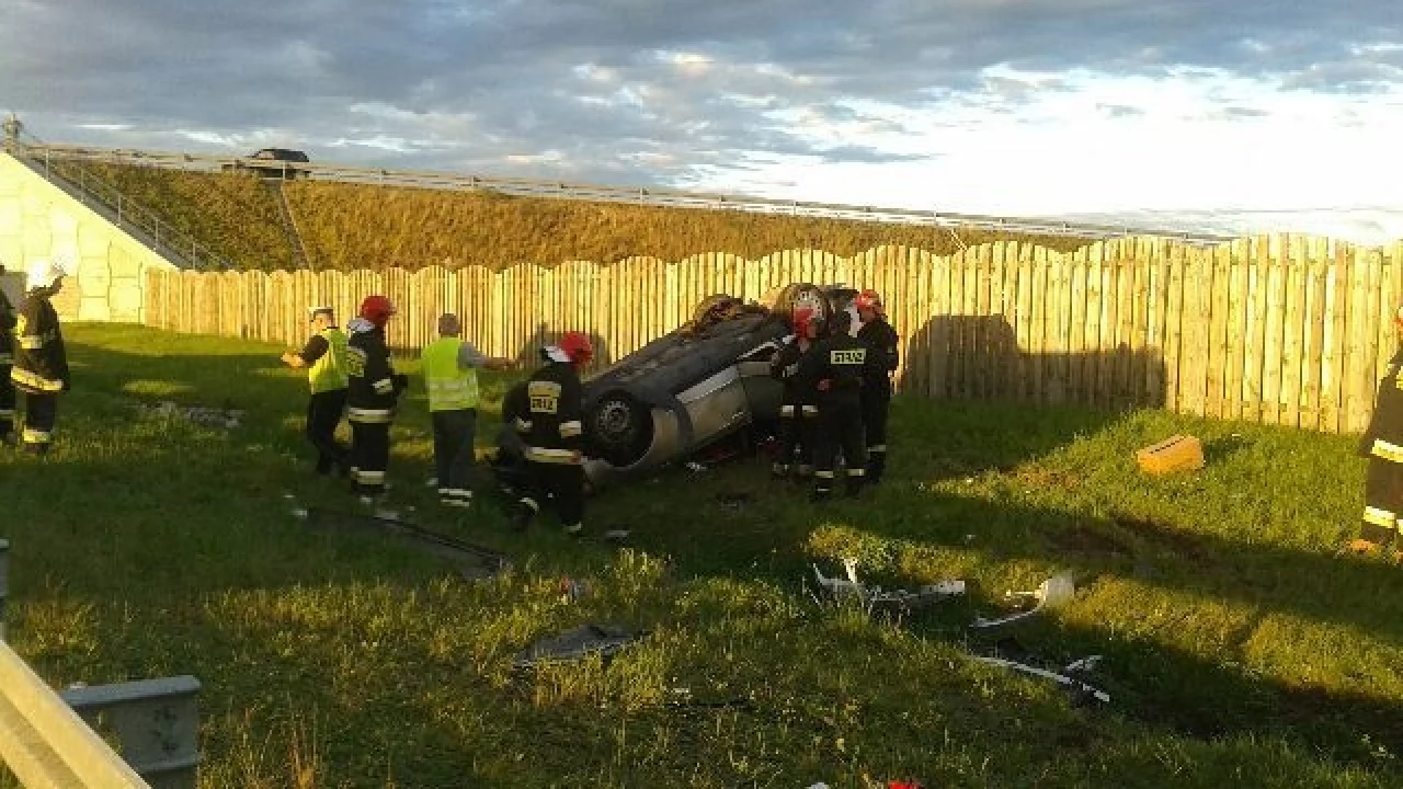 Osobówka dachowała na autostradzie A1