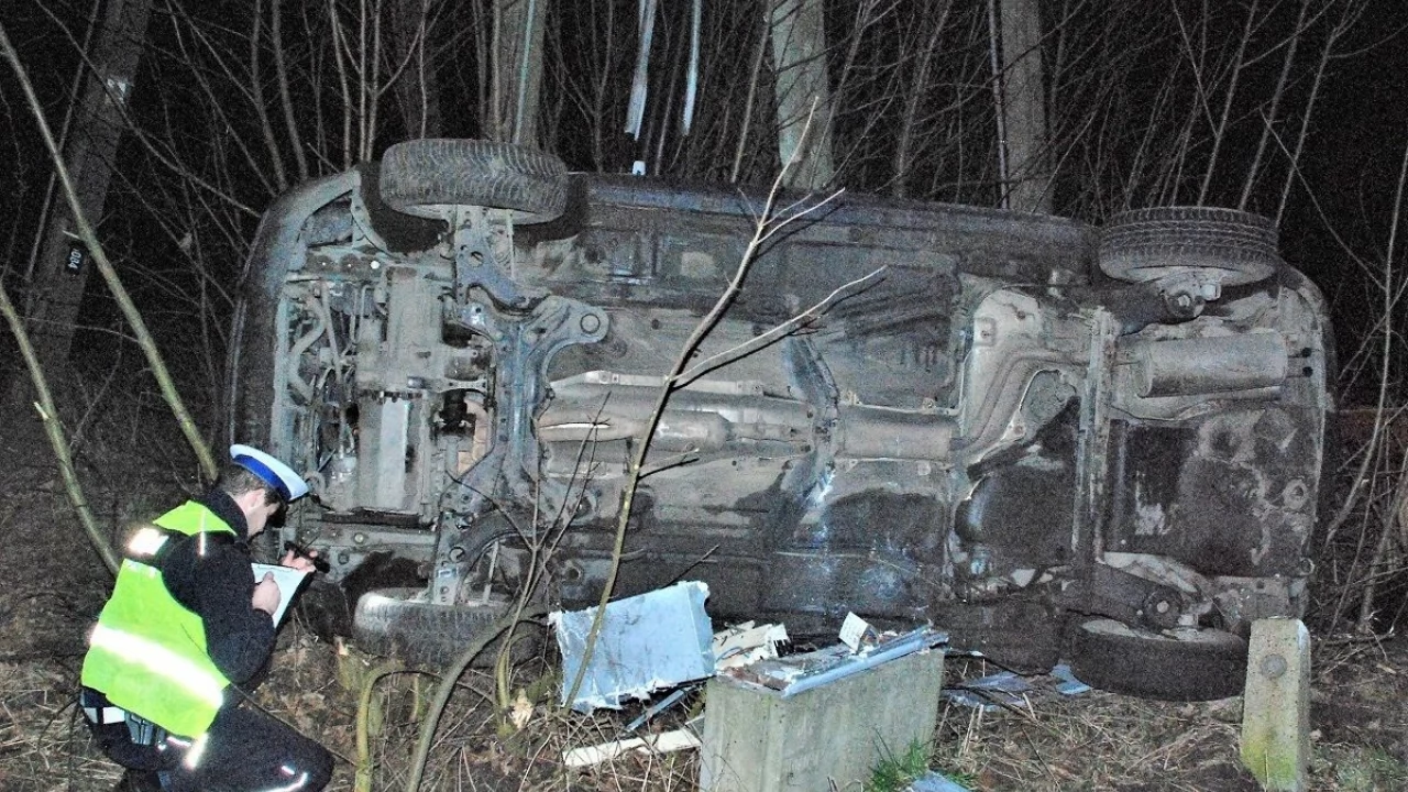 "Osobówka" na boku. Policjanci apelują o rozwagę