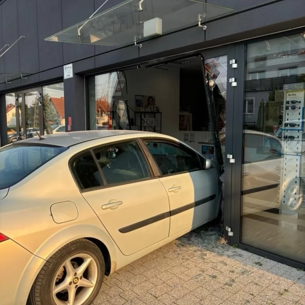 Osobówka wjechała w aptekę