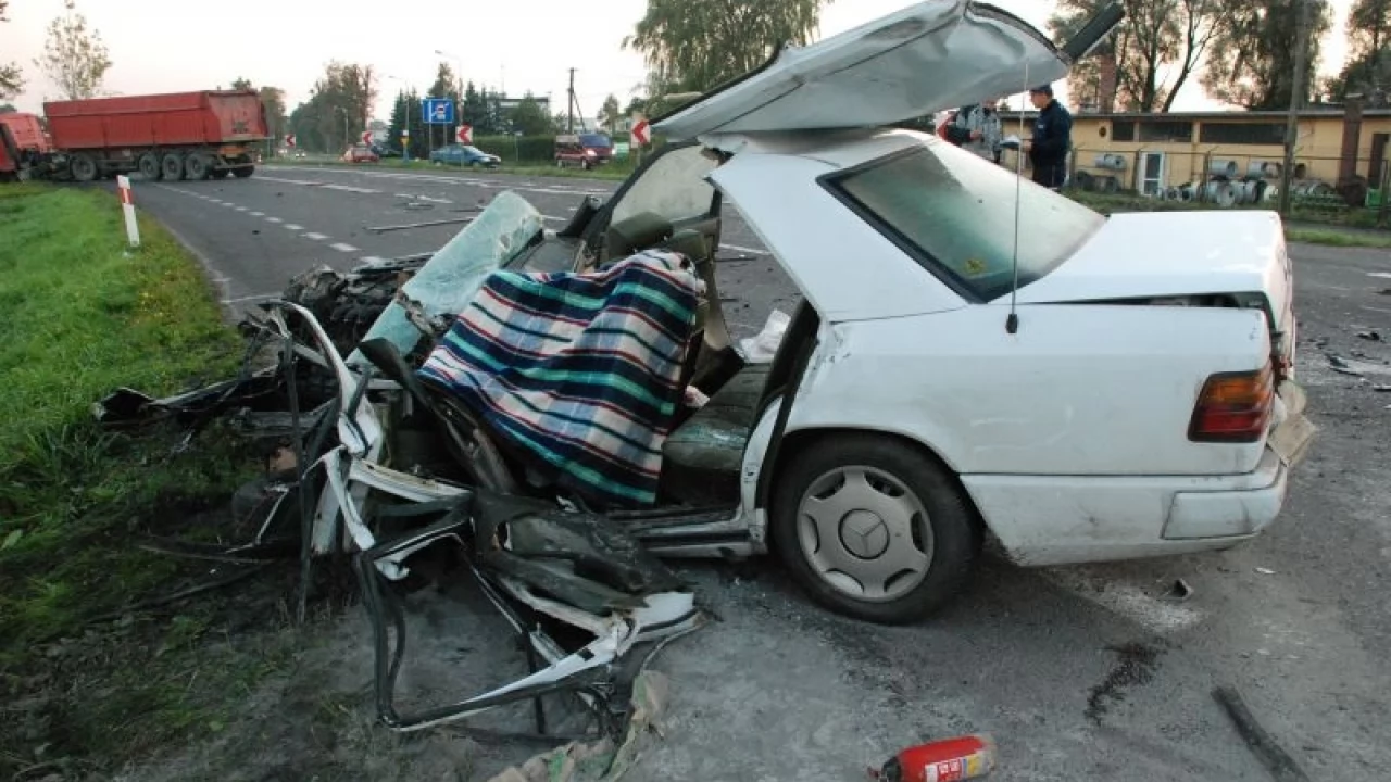 Osobowy mercedes zderzył się z ciężarówką - jedna osoba nie żyje