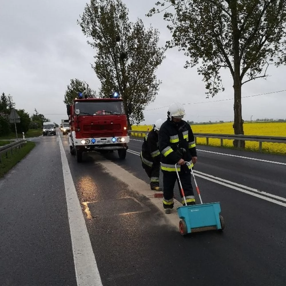 Ostrożnie na drodze! Plama oleju ciągnie się kilometrami