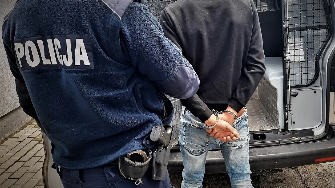 Paradował z narkotykami i wagą w spodniach. 21-latek usłyszał też inne zarzuty