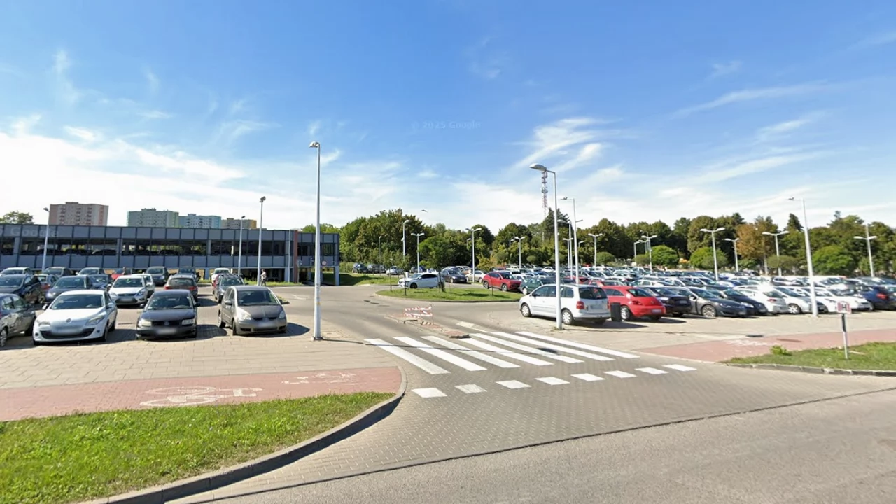 Parking przy dworcu - samochody stoją tygodniami. Czy ktoś coś z tym zrobi?