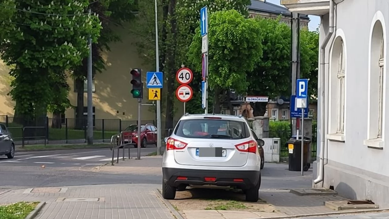 Parkingi na trawnikach i wszędzie gdzie się da