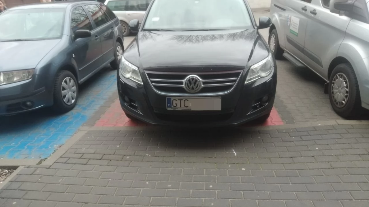 Parkowanie pod przychodnią. "Może i do środka dałoby się wjechać?"